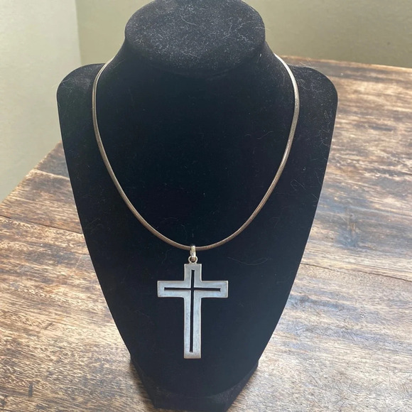 Sterling silver cross pendant (no chain) - Picture 7 of 17
